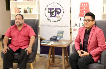Dionisio Guerra y Héctor Collado, durante la presentación del libro “cuentos Pixelados”.