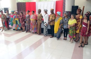 Participantes de la pasarela Étnica en el cierre de del Mes de la Etnia Negra en la UTP.