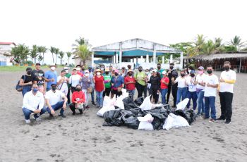 UTP Chiriquí y empresa Nevada realizaron una Jornada de Limpieza de Playa.