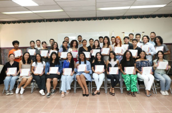 Entrega de Certificado al Merito a estudiantes de la UTP Chiriquí.