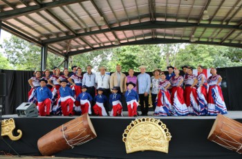 Autoridades de la UTP, directores de los grupos folklóricos e invitados especiales junto a la delegación de Costa Rica.