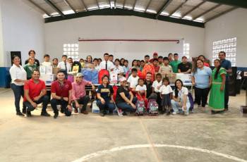 La Comunidad Universitaria de los Centros Regionales Chiriquí y Veraguas donan útiles escolares a Centro Educativo 