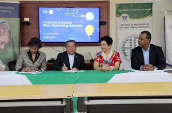 La Universidad Tecnológica de Panamá celebra contrato de capacitación con la UNESCA.