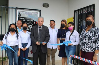 Corte de cinta por parte del Lic. Alberto De Ycaza, SENACYT, acompañado de autoridades y estudiantes del Centro Regional de Coclé.
