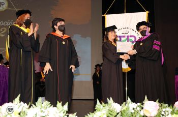 89 estudiantes formados con los más altos estándares de calidad académica superior, recibieron, de manos del Ing. Héctor M. Montemayor, su diploma de culminación de carrera.