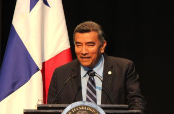 El Rector, Dr. Oscar Ramírez, durante la presentación de su Informe de Gestión.