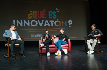 Panelistas del conversatorio.
