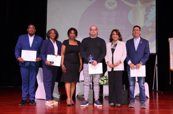 Autoridades de la UTP junto a expositores del Congreso.