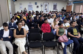 Estudiantes participan del Seminario de IVEU 