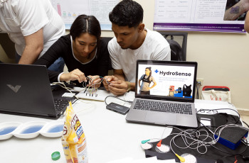 Estudiantes de la FIE presentan sus proyectos. Estudiantes de la FIE presentan sus proyectos.