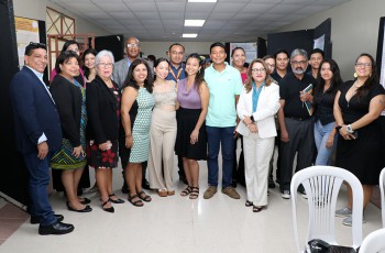La Vicerrectora de la VIPE, la Dra. Lilia Muñoz, junto a autoridades, docentes y estudiantes de la FCyT.