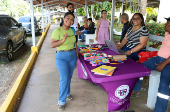 Estudiante junto a la coordinadora de la UGTC.