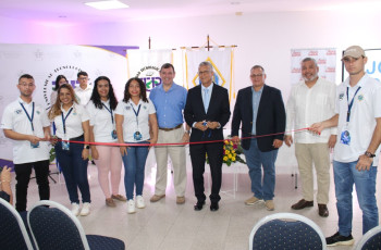 Junta Directiva de la II Jornada Industrial UTP Coclé junto a profesores asesores y el Director del Centro