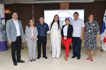 La Mgtr. Denisse Morales (centro), acompañada de los magísteres Jorge Olmos y Kleever Espino (izquierda), expusieron los resultados de este proyecto de investigación ante autoridades de la UTP.