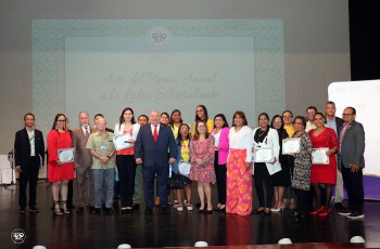 Foto grupal con los ganadores y postulados al premio y autoridades UTP.
