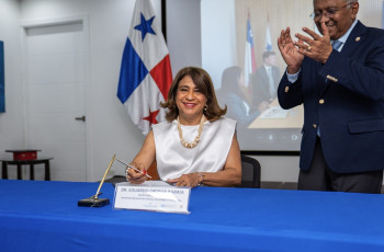 La Dra. Ángela Laguna Caicedo, Rectora de la UTP.