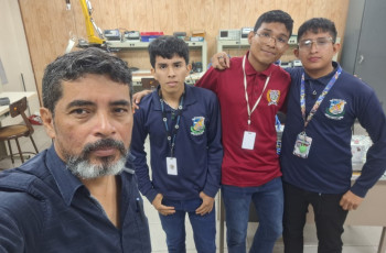 Los jóvenes Saturnino Sánchez, Alexander Arias y Josué Pérez junto a Mgtr Héctor Rosales