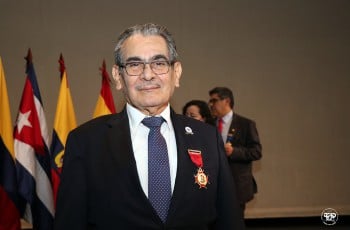 Rector de la UTP, Ing. Héctor Montemayor recibe medalla de condecoración.