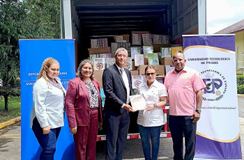 donación de libros a MEDUCA