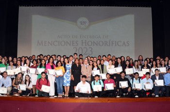 Estudiantes galardonados, en el Teatro Auditorio UTP.