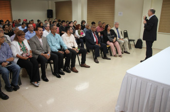 El presidente de AES Panamá, dictó conferencia sobre el Mercado Eléctrico en Panamá” y la relación comercial que tiene la empresa que dirige con la República de Panamá, desarrollada en la UTP el 10 de octubre.
