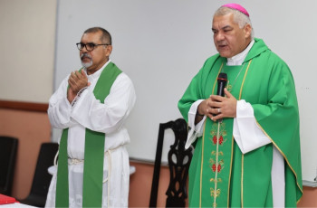 Monseñor Rafael Valdivieso Miranda, Obispo de la Diócesis de Chitré y El Pbto. Juan Bautista Solís, durante la celebración de la Eucaristía. Monseñor Rafael Valdivieso Miranda, Obispo de la Diócesis de Chitré y El Pbto. Juan Bautista Solís, durante la celebración de la Eucaristía.