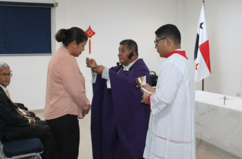 Misa oficiada por el Vicario Parroquial Genaro Gil