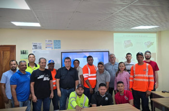 Foto grupal del personal participante junto al docente facilitador. Foto grupal del personal participante junto al docente facilitador.