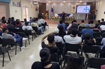 Estudiantes participan del conversatorio de Movilidad Saliente 