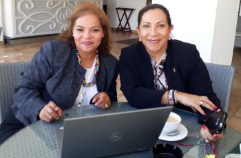 La Dra. Maytée Zambrano junto a la Embajadora de Panamá en Haití, Xiomara Pérez.