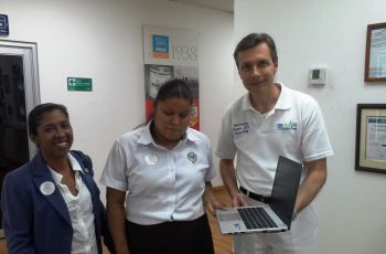 Itzel Ortega recibe laptop de parte del señor Mattiaz Dolle, Nestle 