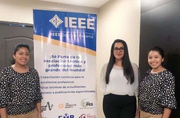 Las estudiantes Mitzila Barría y María Barría, con su asesora la Ing. Adiz Acosta, participando del UNESCO-IEEE Entrepreneurship Technology Transfer Workshop.