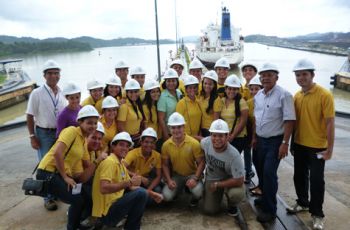 Grupo de Estudiantes de la UTP - Azuero en visita al Canal de Panamá.