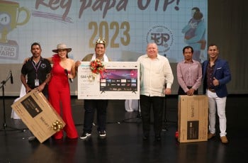 Los ganadores recibieron sus premios de mano del Rector de la UTP, Dr. Omar Aizpurúa y la animadora, Doralis Mela.