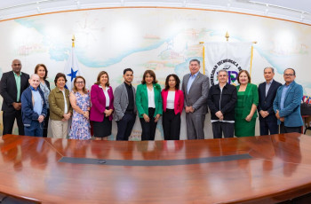 Bethancourt y Cisneros fueron recibidos por las autoridades universitarias, encabezadas por la rectora Ing. Ángela Laguna, y acompañados por la Ing. Cecibel Castrellón, directora de Gestión y Transferencia del Conocimiento Bethancourt y Cisneros fueron recibidos por las autoridades universitarias, encabezadas por la rectora Ing. Ángela Laguna, y acompañados por la Ing. Cecibel Castrellón, directora de Gestión y Transferencia del Conocimiento