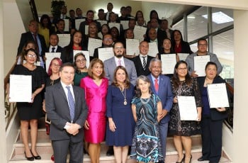 Foto grupal de los graduandos y autoridades.