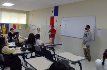Personal del SIU de Panamá Oeste promociona su oferta Académica en colegios de Arraiján.