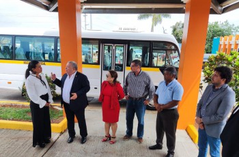Rector de la UTP entrega Autobús al Centro Regional de Panamá Oeste.