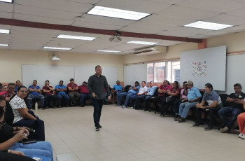 Colaboradores reflexionaron sobre la importancia de la comunicación y la confianza para fortalecer los equipos de trabajo. Colaboradores reflexionaron sobre la importancia de la comunicación y la confianza para fortalecer los equipos de trabajo.