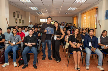 Ing. Hugo Aquino Navarrete, de Copa Airlines, impartió “Importancia de la conectividad de datos en una aerolínea”, destacando cómo la digitalización y la gestión de datos fortalecen la seguridad, eficiencia y competitividad en la aviación. Ing. Hugo Aquino Navarrete, de Copa Airlines, impartió “Importancia de la conectividad de datos en una aerolínea”, destacando cómo la digitalización y la gestión de datos fortalecen la seguridad, eficiencia y competitividad en la aviación.