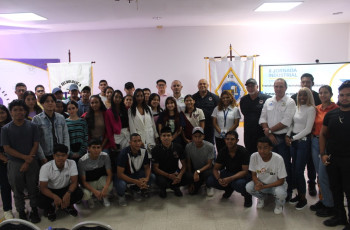 Estudiantes participantes junto con los expertos de Grupo Calesa en un ciclo de talleres