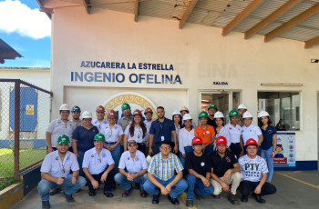 Grupo de estudiantes acompañados por el Dr. Francisco Arango en visita a Grupo Calesa