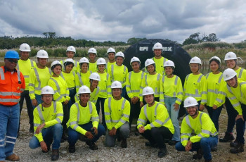 Ing. Rafael Hernández acompaña a los estudiantes en el recorrido del lago Epicemex
