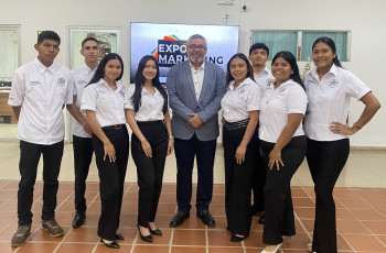 Mgtr. Luis Urieta con estudiantes de III año de la Licenciatura en Mercadeo y Negocios Internacionales Mgtr. Luis Urieta con estudiantes de III año de la Licenciatura en Mercadeo y Negocios Internacionales