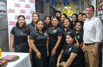 Dr. Francisco Arango junto con estudiantes de IV año de la Carrera de Lic. en Logística y Transporte Multimodal