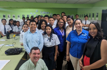 Estudiantes del Centro Educativo Dr. Salomón Ponce Aguilera