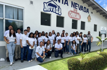 Grupo de 27 estudiantes en la Planta Nevada Grupo de 27 estudiantes en la Planta Nevada