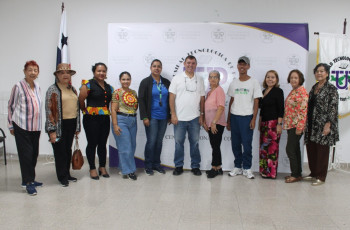 Participantes del II Taller sobre horticultura, cuidado de plantas, arreglos florales y jardinería