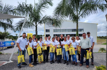Estudiantes de Ingeniería Industrial en Planta de Café Durán