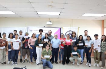 Estudiantes de la UTP, Centro Regional de Azuero, reciben apoyo para la adquisición de lentes